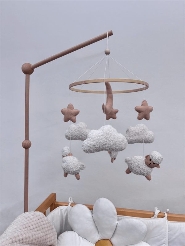 Mobile Petits moutons : moutons en bouclette, nuages et étoiles suspendus à un cerceau en bambou